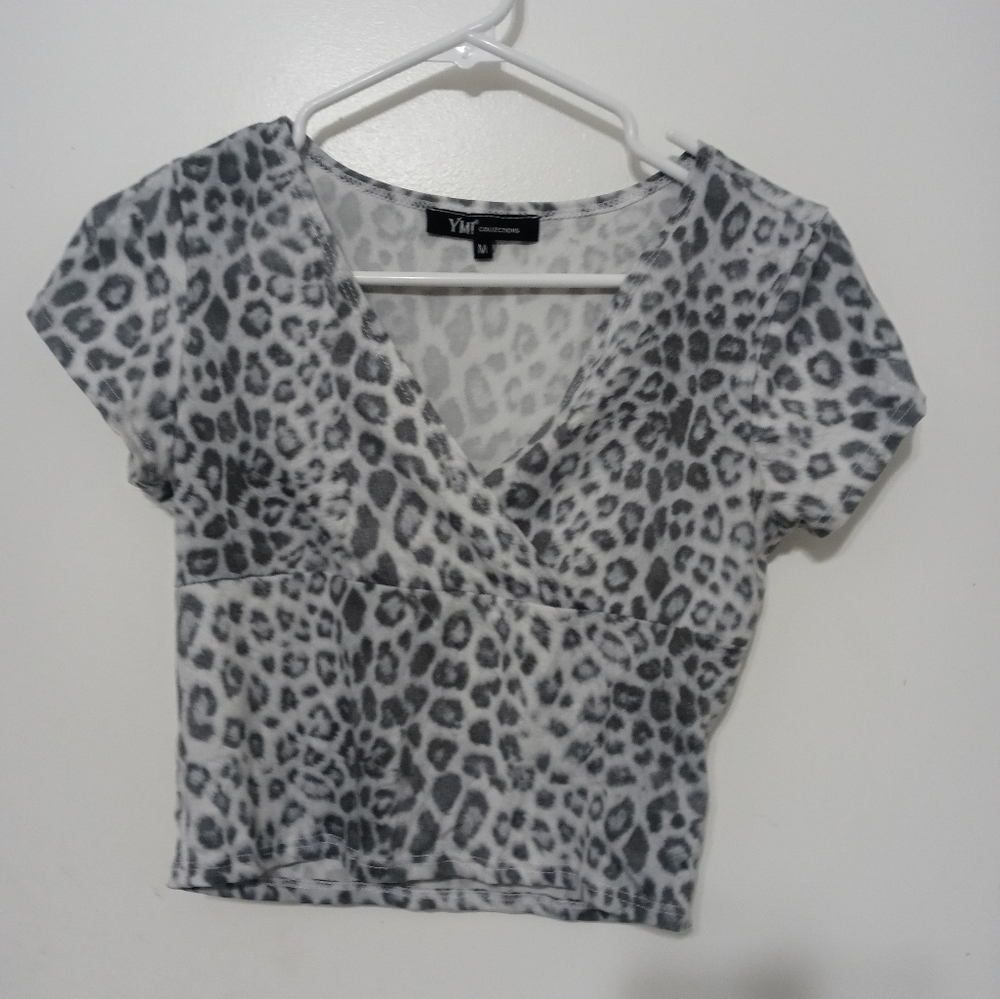 YMI Collection Cheetah print Crossover front v neck Short sleeve Crop Top M